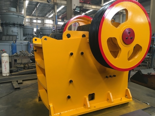 Mesin Penghancur Rahang Batu Kerikil Poros Eksentrik 55Kw PE500 x 750 Mobile
