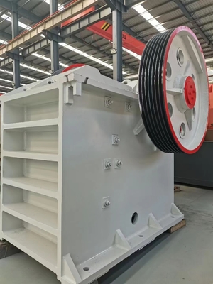 110Kw Jaw Type Rock Crusher Kapasitas Tinggi PE750 * 1060 380V Mesin Stone Cone Crusher