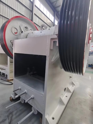 110Kw Jaw Type Rock Crusher Kapasitas Tinggi PE750 * 1060 380V Mesin Stone Cone Crusher