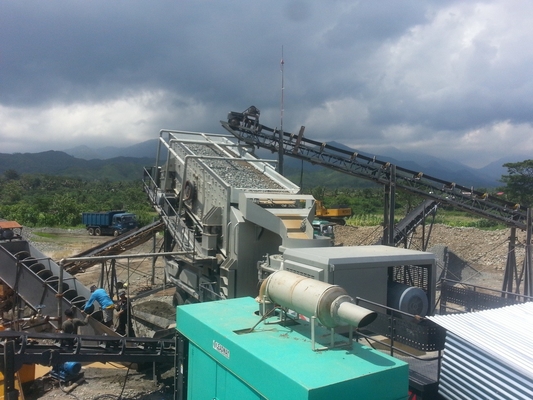 290Kw Dilacak Mesin Penghancur Seluler 250 TPH Trailer Rock Portable Truck Mounted