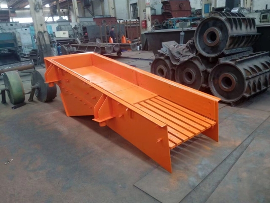 800mm Mesin Pengumpan Bergetar Motor Tidak Seimbang 7.5Kw * 2 Untuk Garis Penghancur Tambang