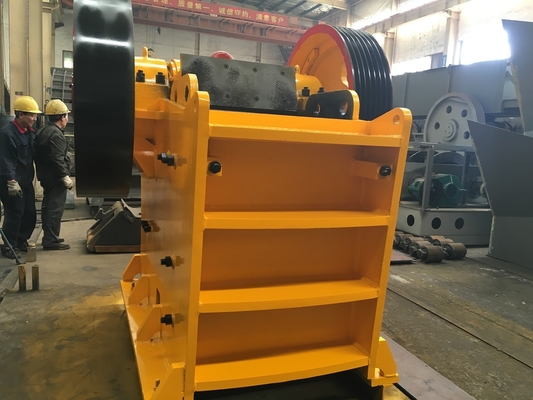 Dilacak Compact Jaw Crusher Kasar Batu Utama Bijih Besi Mobile Crusher Untuk Pabrik Tambang