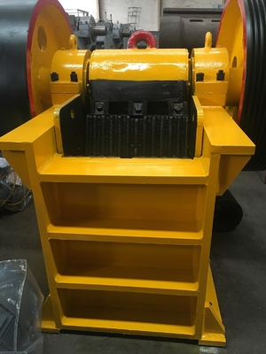 Dilacak Compact Jaw Crusher Kasar Batu Utama Bijih Besi Mobile Crusher Untuk Pabrik Tambang