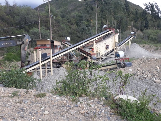 Frekuensi Tinggi 4 Deck Vibrating Screen Machine 60 TPH Industrial